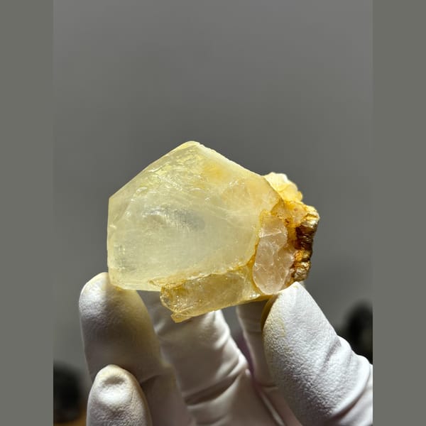 Aquamarine with fluorite from Xuebaoding, Sichuan — complete view