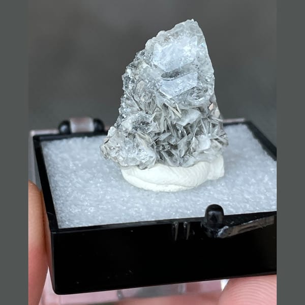 Stacked pale blue aquamarine with mica from Xuebaoding — alternate view