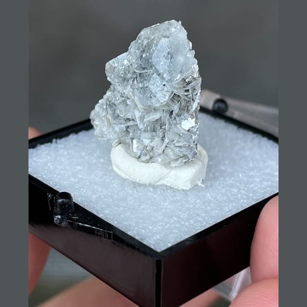 Stacked pale blue aquamarine with mica from Xuebaoding — alternate view