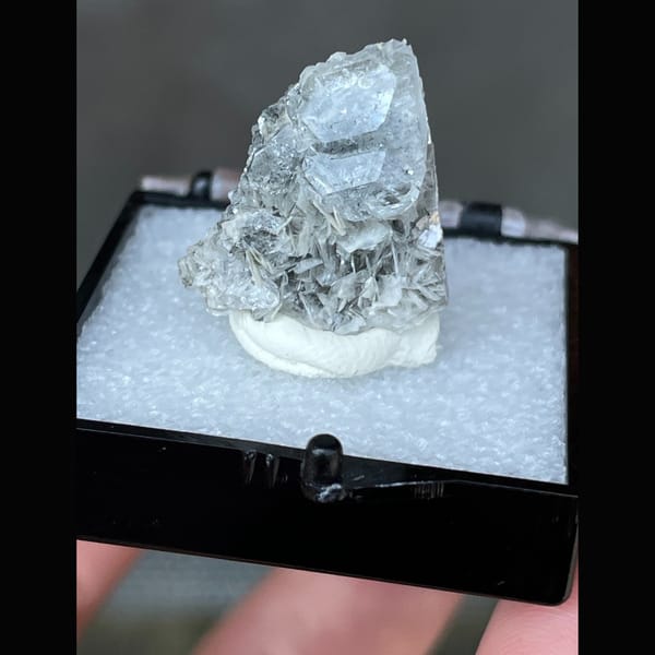 Stacked pale blue aquamarine with mica from Xuebaoding — detail view