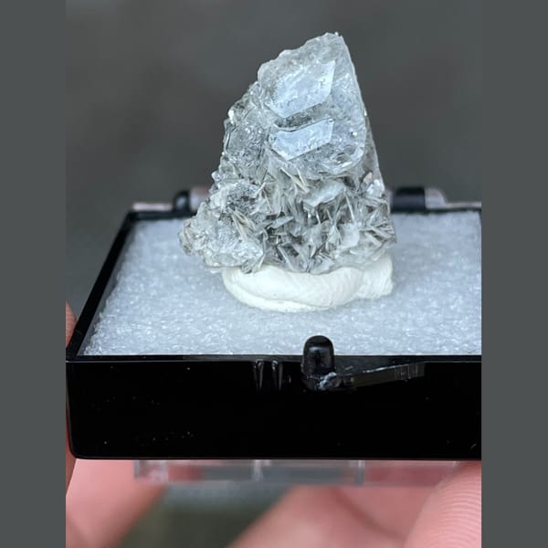 Stacked pale blue aquamarine with mica from Xuebaoding — detail view