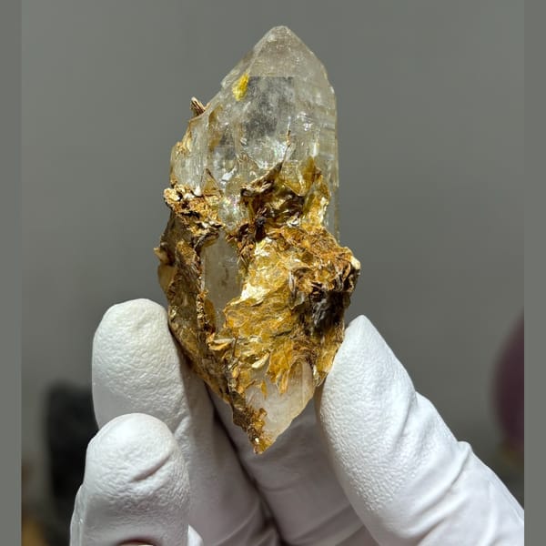 Xuebaoding quartz with mica A — complete view