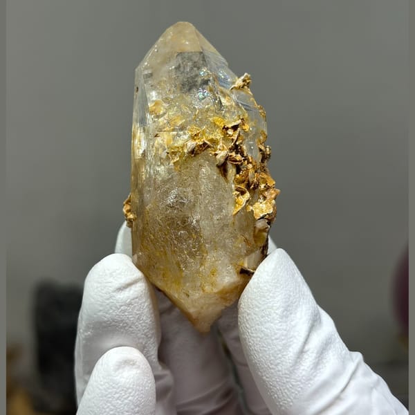 Xuebaoding quartz with mica A — detail view