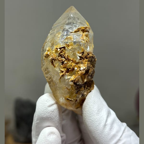 Xuebaoding quartz with mica A — detail view