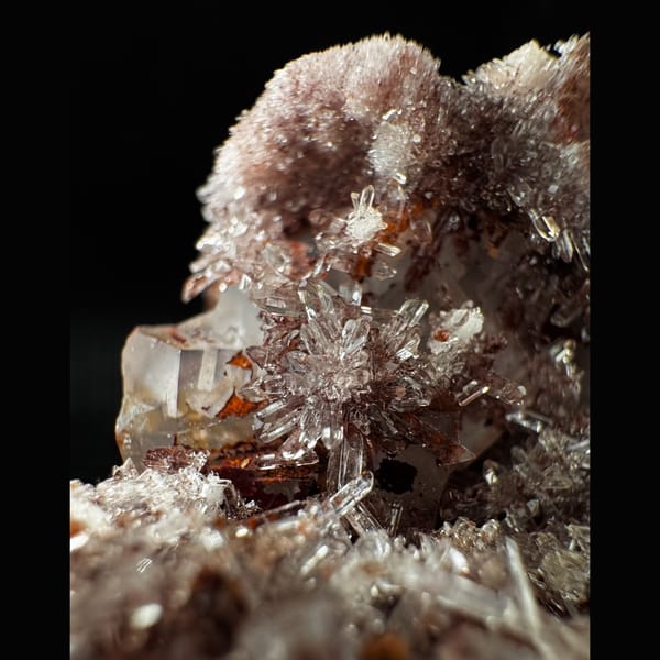 Creedite with Fluorite 5.0 cm — detail view
