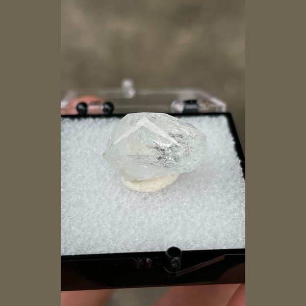 Small bright aquamarine from Xuebaoding — complete view