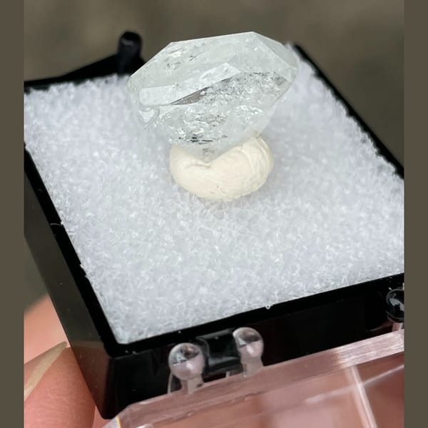 Small bright aquamarine from Xuebaoding — detail view