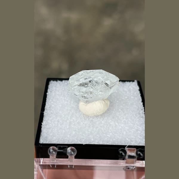 Small bright aquamarine from Xuebaoding — detail view