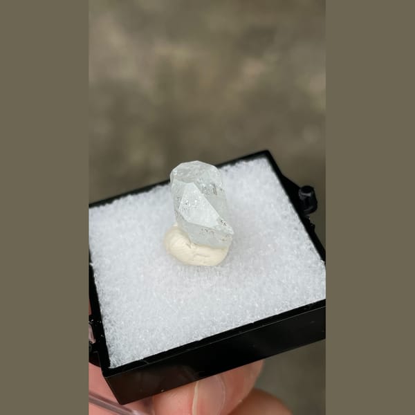Small bright aquamarine from Xuebaoding — detail view
