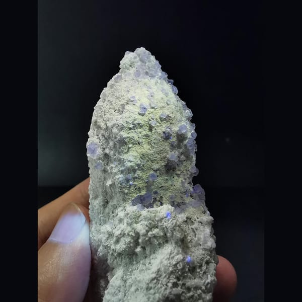 White candle quartz covered with blue fluorite — detail view