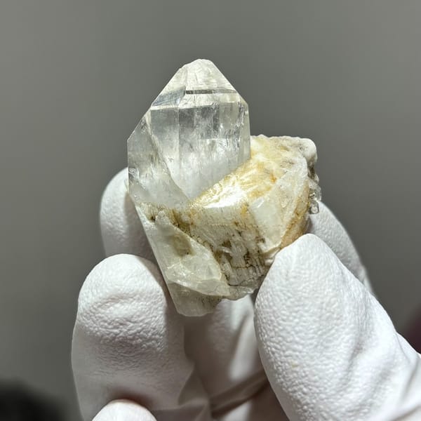 Xuebaoding quartz with feldspar tip chip — complete view