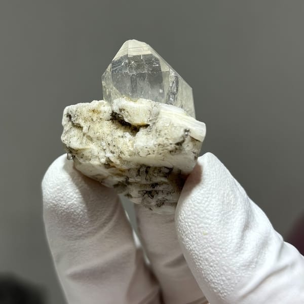 Xuebaoding quartz with feldspar tip chip — alternate view