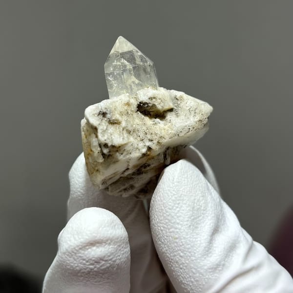 Xuebaoding quartz with feldspar tip chip — alternate view
