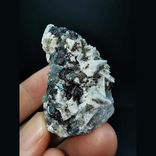 Dolomite with specular hematite, goethite, quartz and calcite — complete view