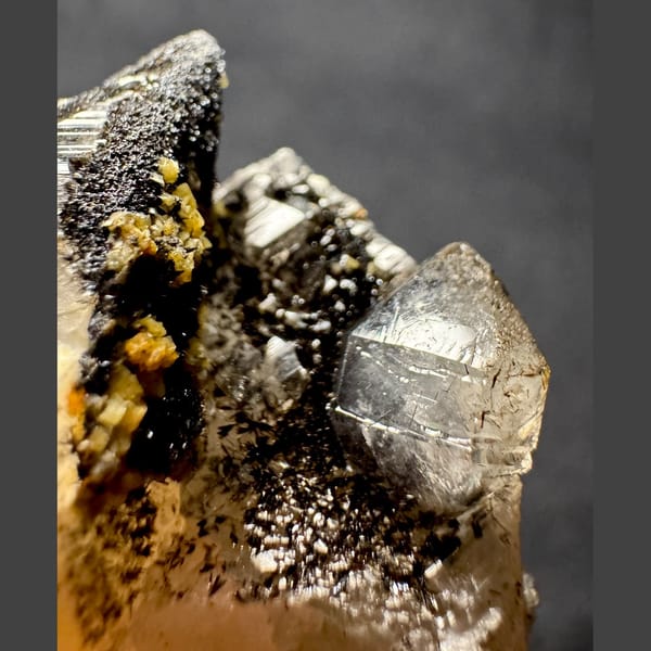 Black Warrior Calcite Daye 4.5 cm — detail view