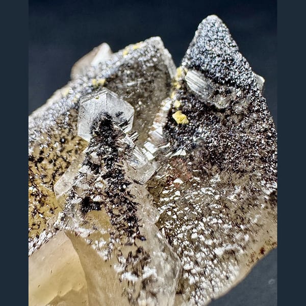 Black Warrior Calcite Daye 4.5 cm — detail view