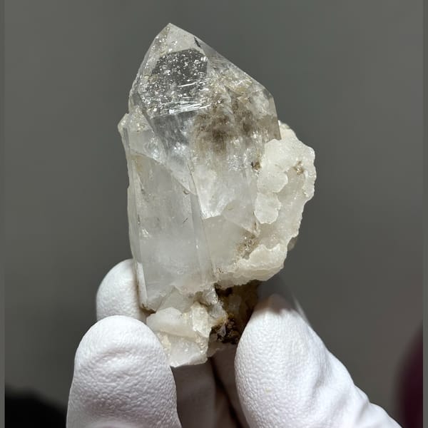 Xuebaoding quartz with calcite — complete view