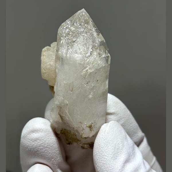 Xuebaoding quartz with calcite — alternate view