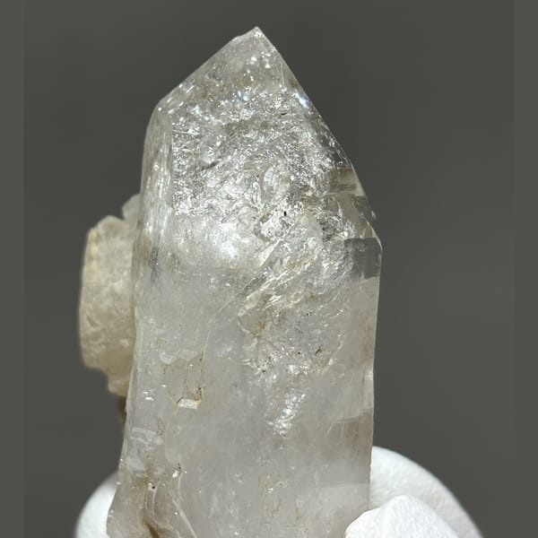Xuebaoding quartz with calcite — detail view