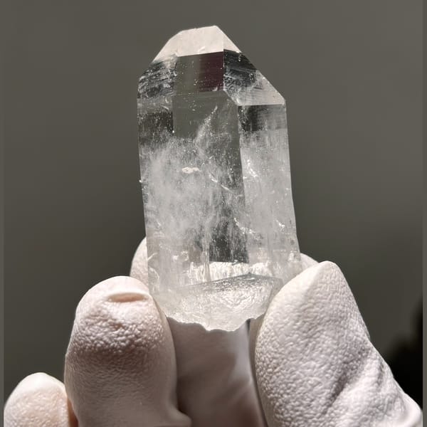 Light tip-chip Xuebaoding quartz — complete view