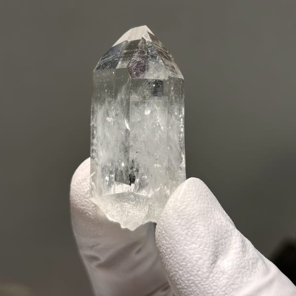 Light tip-chip Xuebaoding quartz — detail view