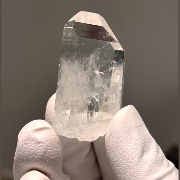 Light tip-chip Xuebaoding quartz — detail view
