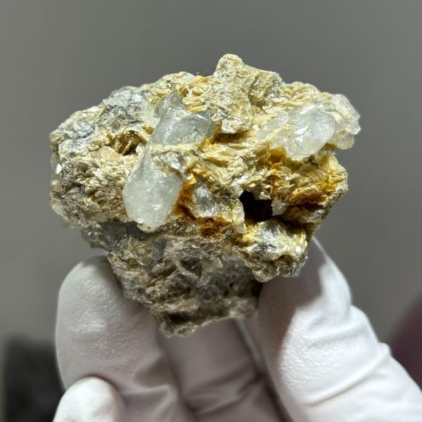 Xuebaoding aquamarine with mica — complete view