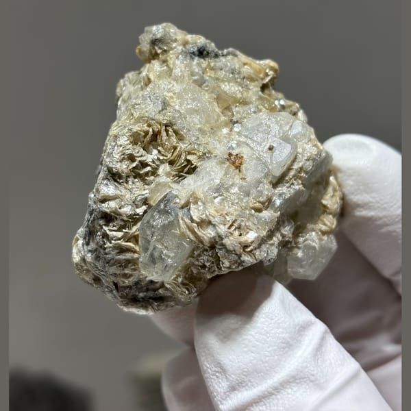 Xuebaoding aquamarine with mica — detail view