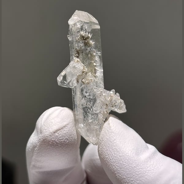 Xuebaoding quartz with mica interference mark — alternate view