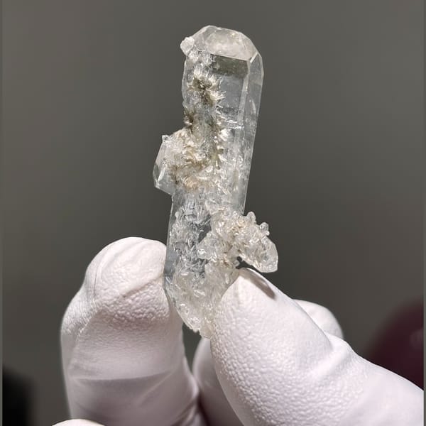 Xuebaoding quartz with mica interference mark — alternate view