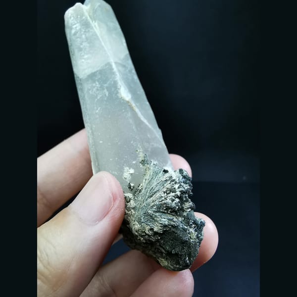 Long quartz crystal with hedenbergite at the base — alternate view