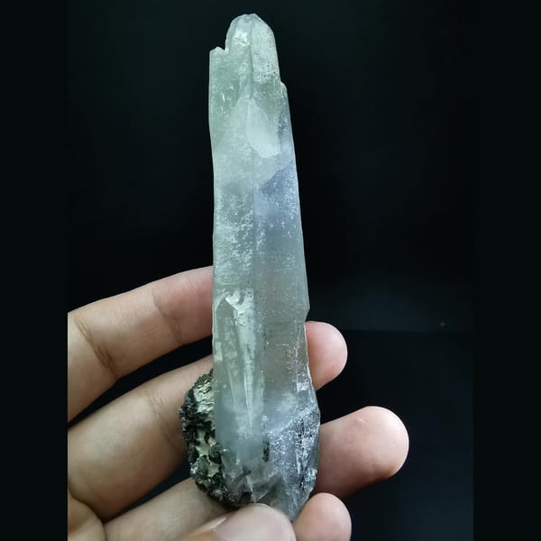 Long quartz crystal with hedenbergite at the base — alternate view