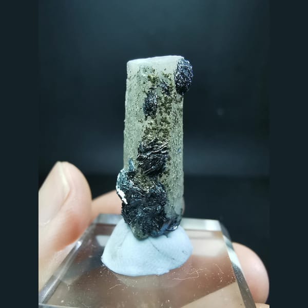 Quartz covered in specular hematite balls — complete view