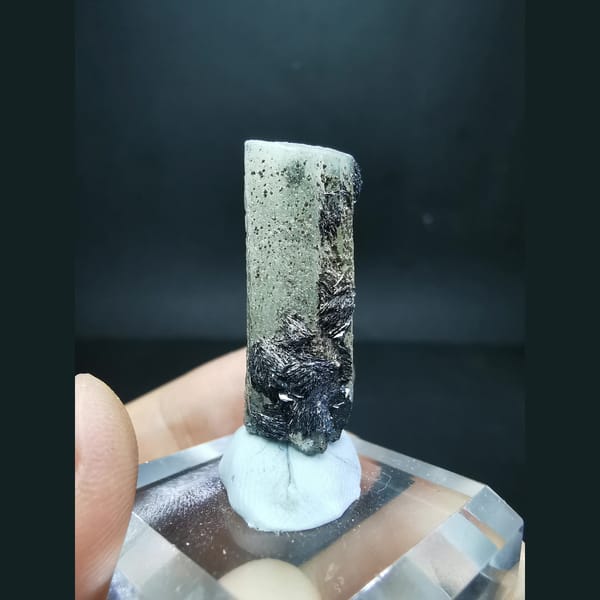 Quartz covered in specular hematite balls — alternate view