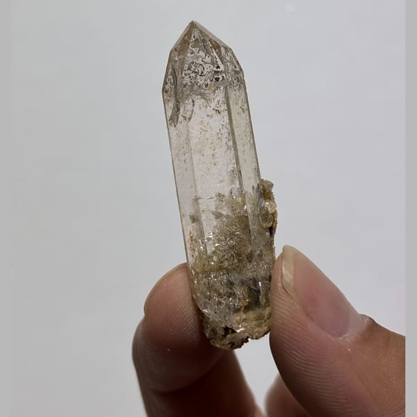 Complete freestanding Xuebaoding quartz — complete view