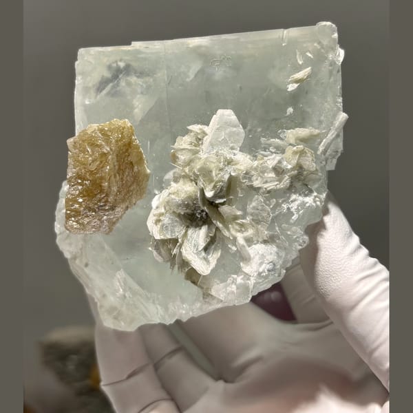 Xuebaoding fluorite with scheelite mica albite — alternate view
