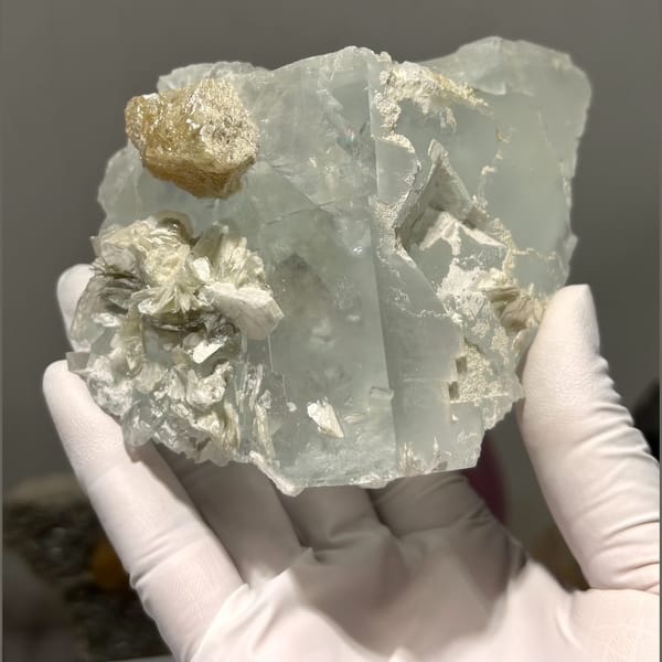Xuebaoding fluorite with scheelite mica albite — detail view