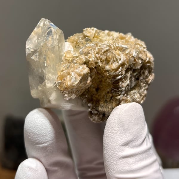 Tip-chip mica Xuebaoding quartz B — alternate view