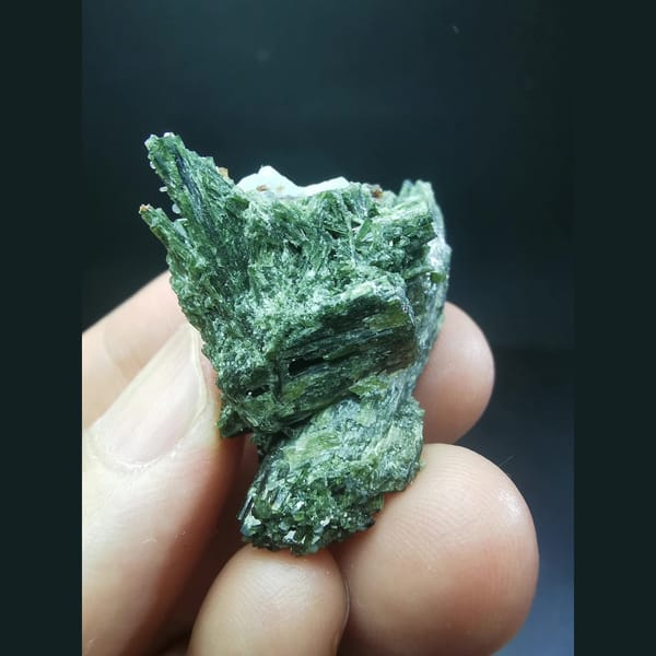 Green epidote with datolite balls from Shijiangshan — complete view