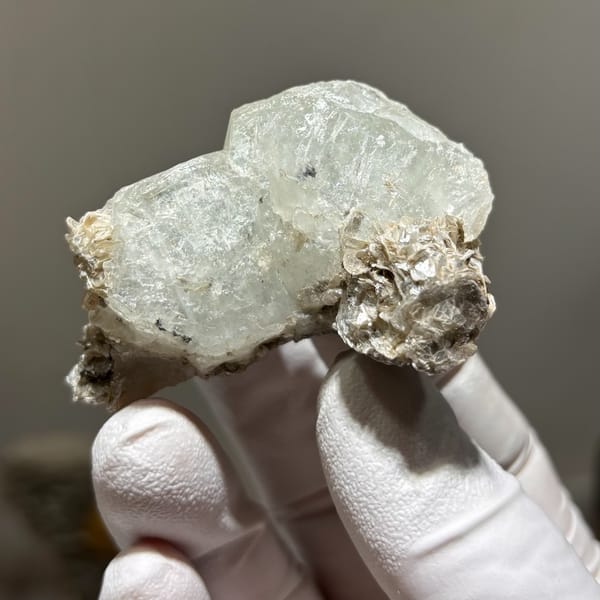 Xuebaoding aquamarine with mica C — complete view