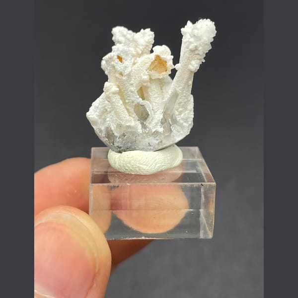 Yellow quartz with dolomite coat from Jinkouhe — complete view