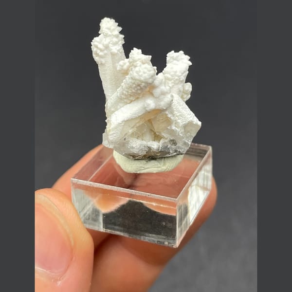 Yellow quartz with dolomite coat from Jinkouhe — alternate view
