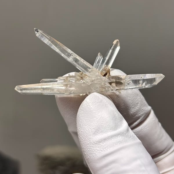 Jinkouhe quartz point A — complete view