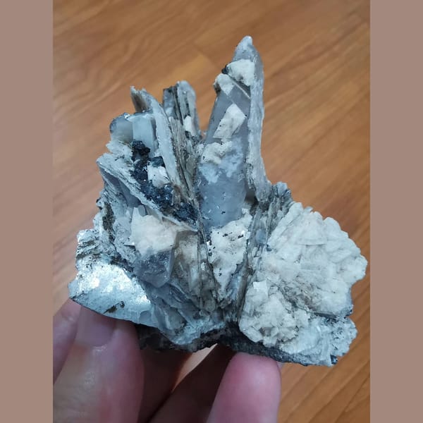 Interference quartz with dolomite, calcite and hematite — complete view