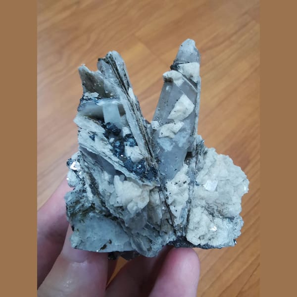 Interference quartz with dolomite, calcite and hematite — alternate view
