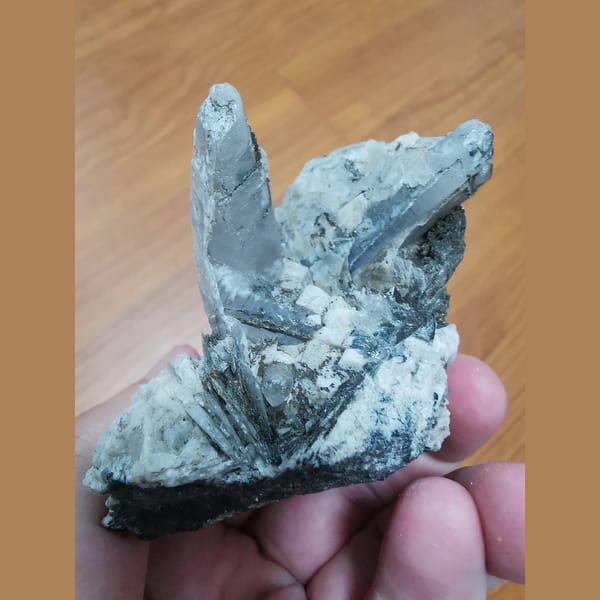 Interference quartz with dolomite, calcite and hematite — alternate view