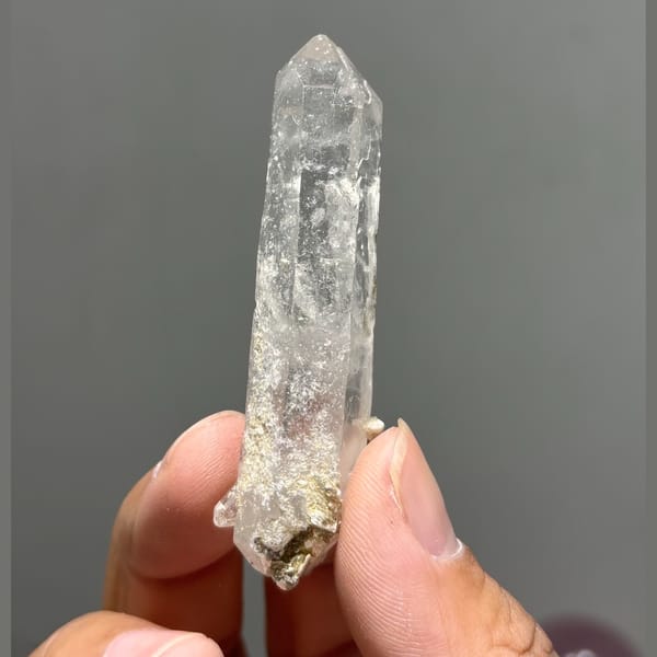 Tall tip-chip Xuebaoding quartz — complete view