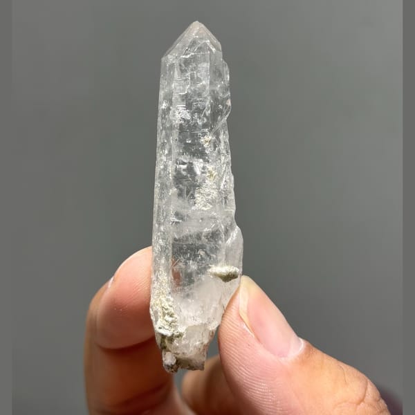 Tall tip-chip Xuebaoding quartz — alternate view