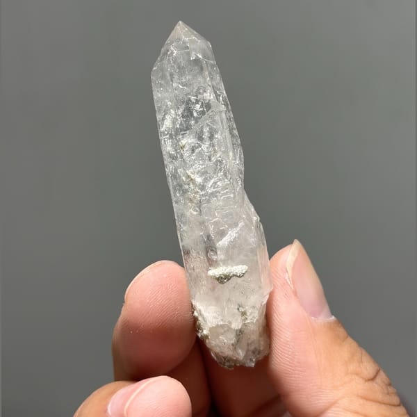 Tall tip-chip Xuebaoding quartz — detail view