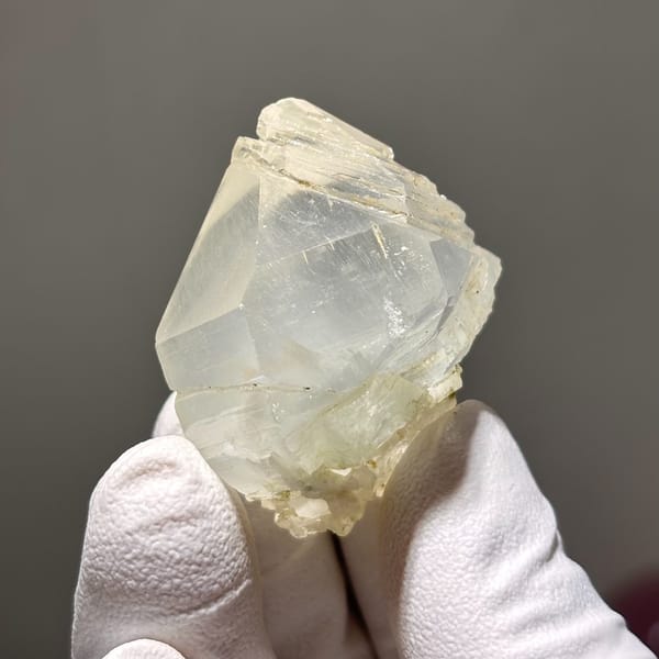 Rabbit-hair interference Sichuan quartz — detail view